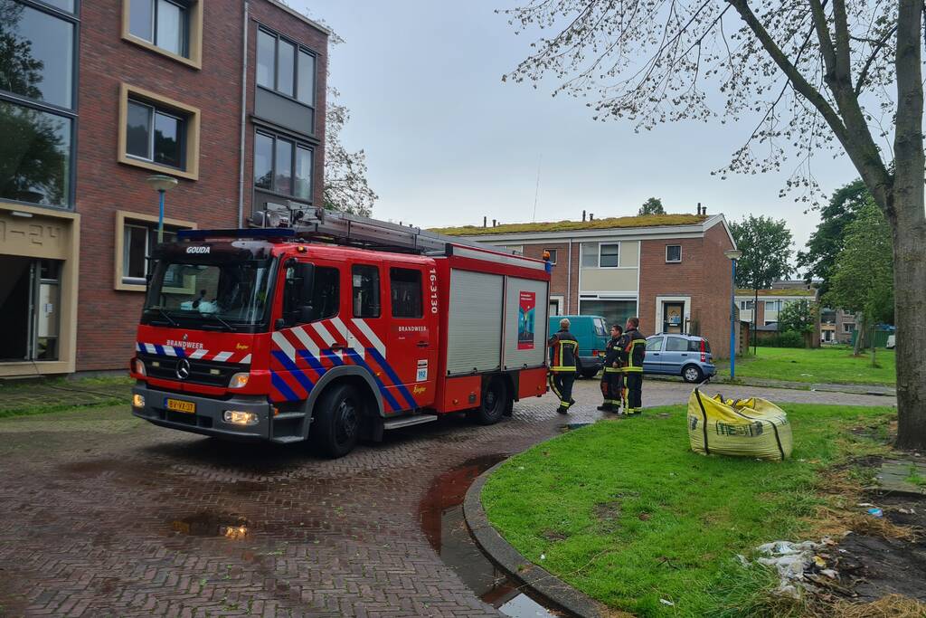 Brandweer ventileert kelder na vreemde lucht