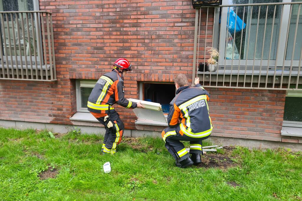 Brandweer ventileert kelder na vreemde lucht