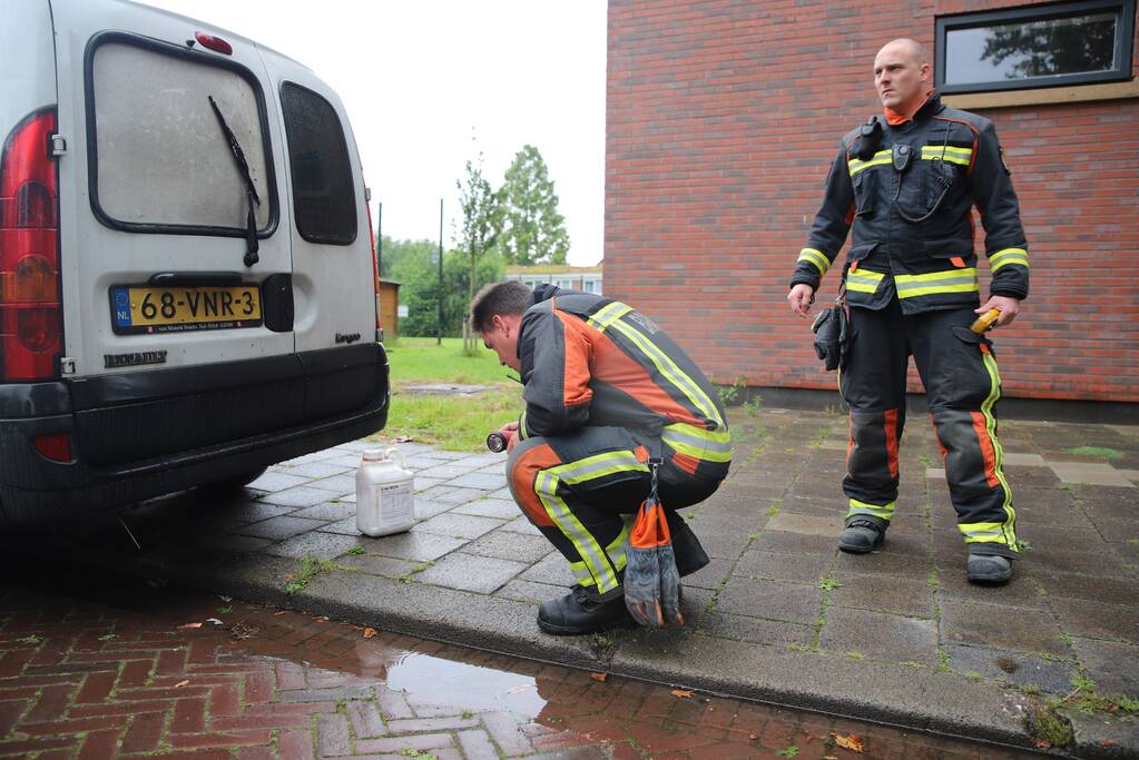 Brandweer ventileert kelder na vreemde lucht