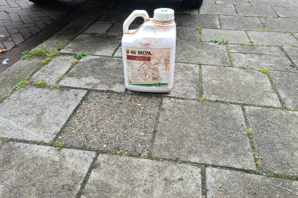 Brandweer ventileert kelder na vreemde lucht