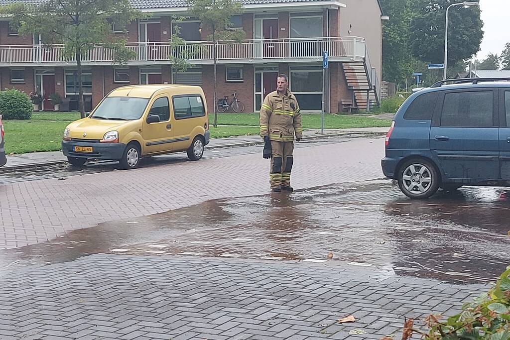Zware regenval zorgt voor wateroverlast bij zwembad