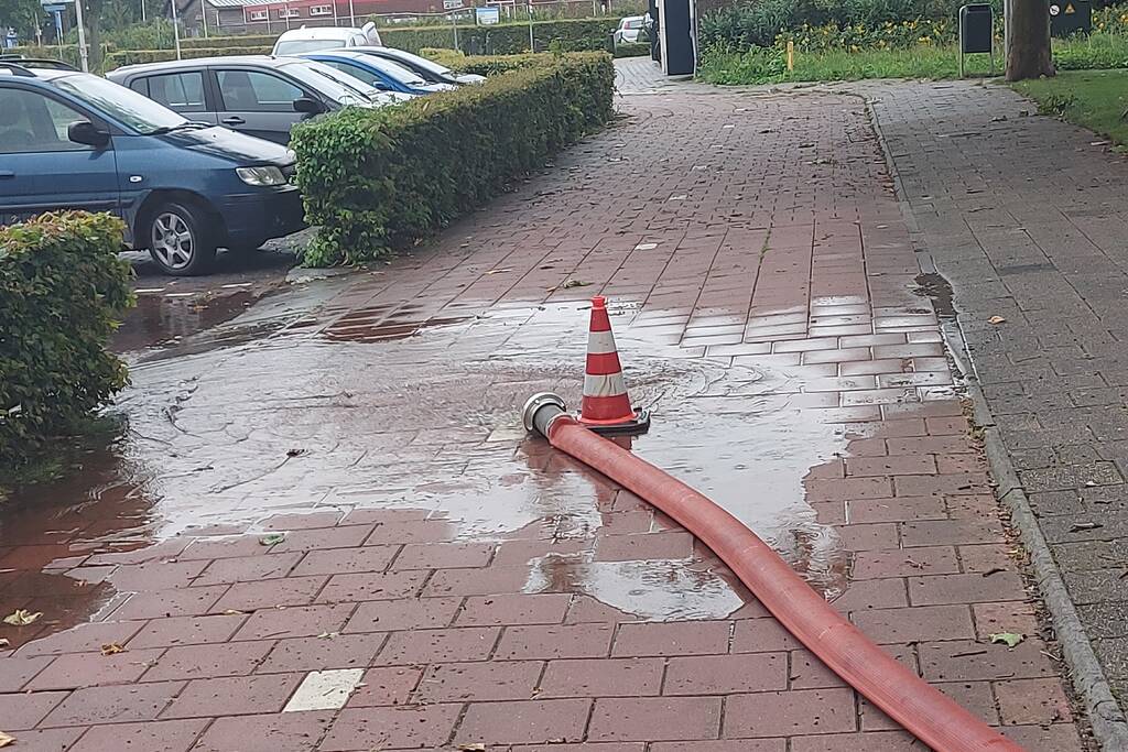 Zware regenval zorgt voor wateroverlast bij zwembad