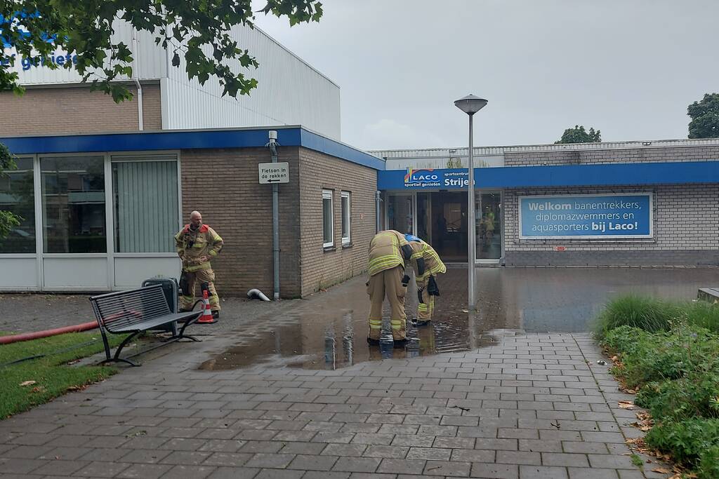 Zware regenval zorgt voor wateroverlast bij zwembad