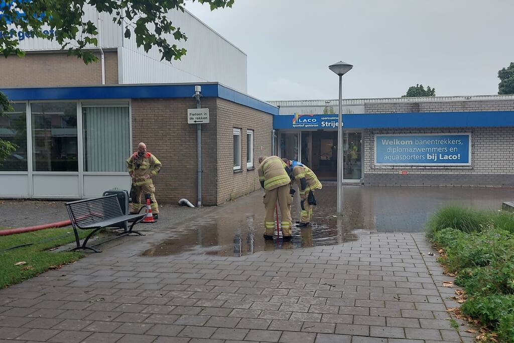 Zware regenval zorgt voor wateroverlast bij zwembad