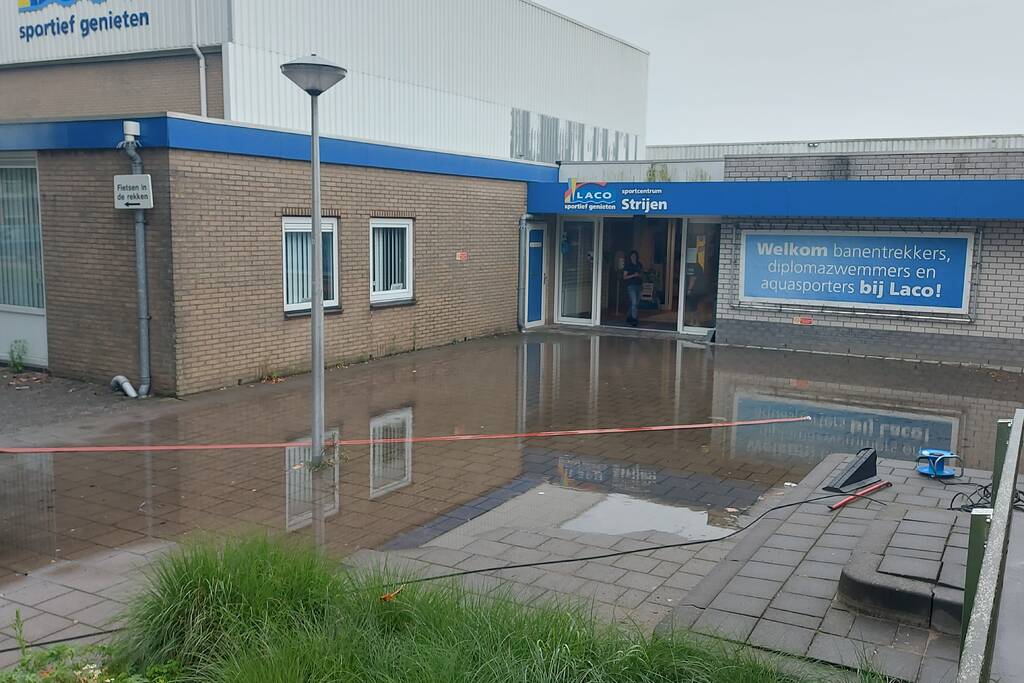 Zware regenval zorgt voor wateroverlast bij zwembad