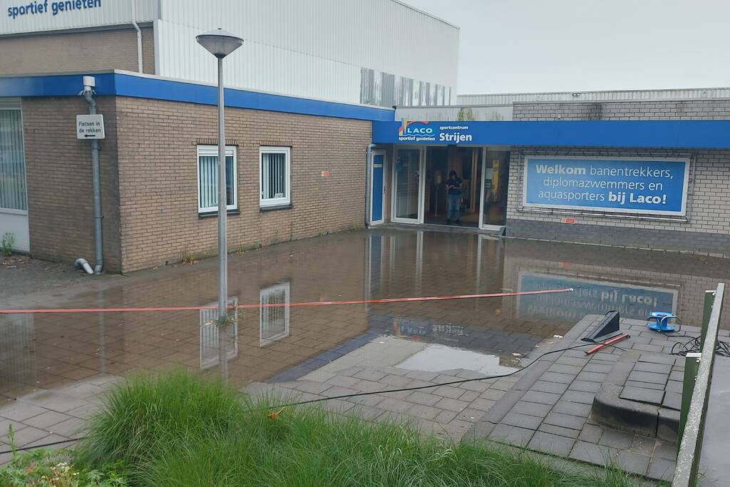 Zware regenval zorgt voor wateroverlast bij zwembad
