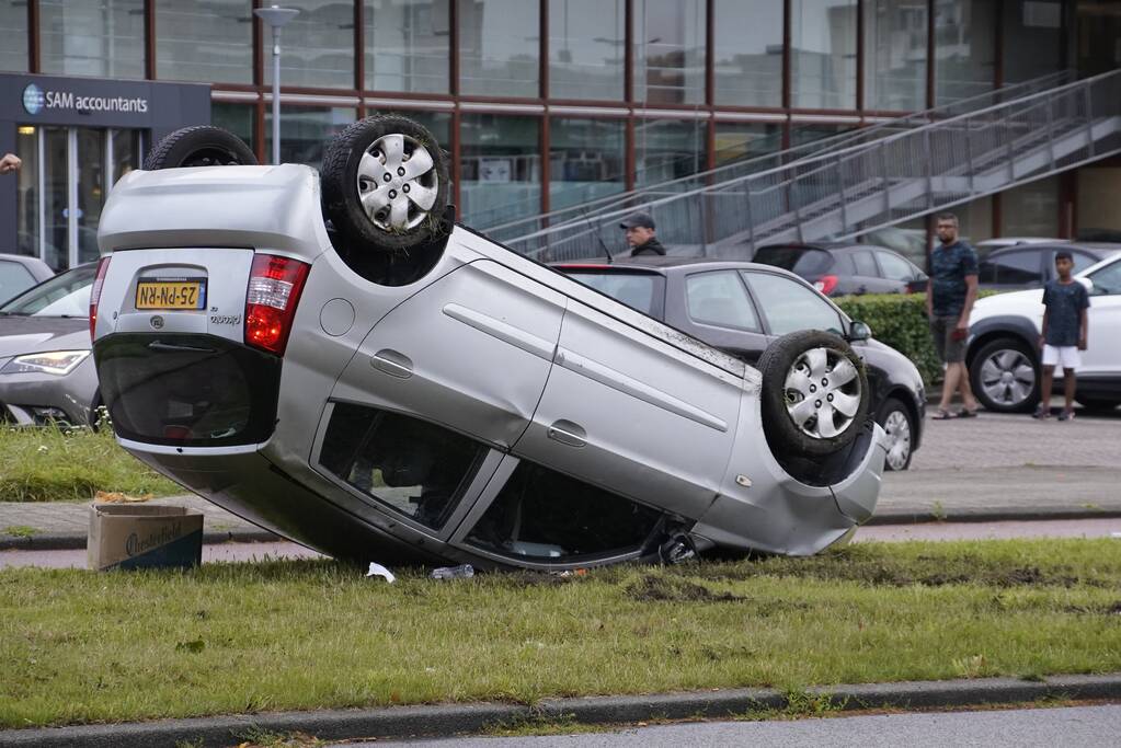 Auto raakt paal en slaat over de kop
