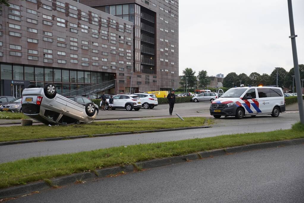 Auto raakt paal en slaat over de kop