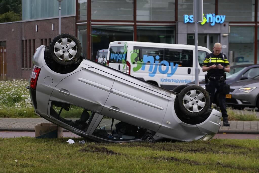 Auto raakt paal en slaat over de kop