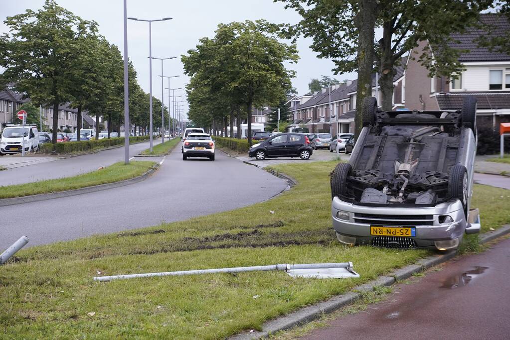 Auto raakt paal en slaat over de kop