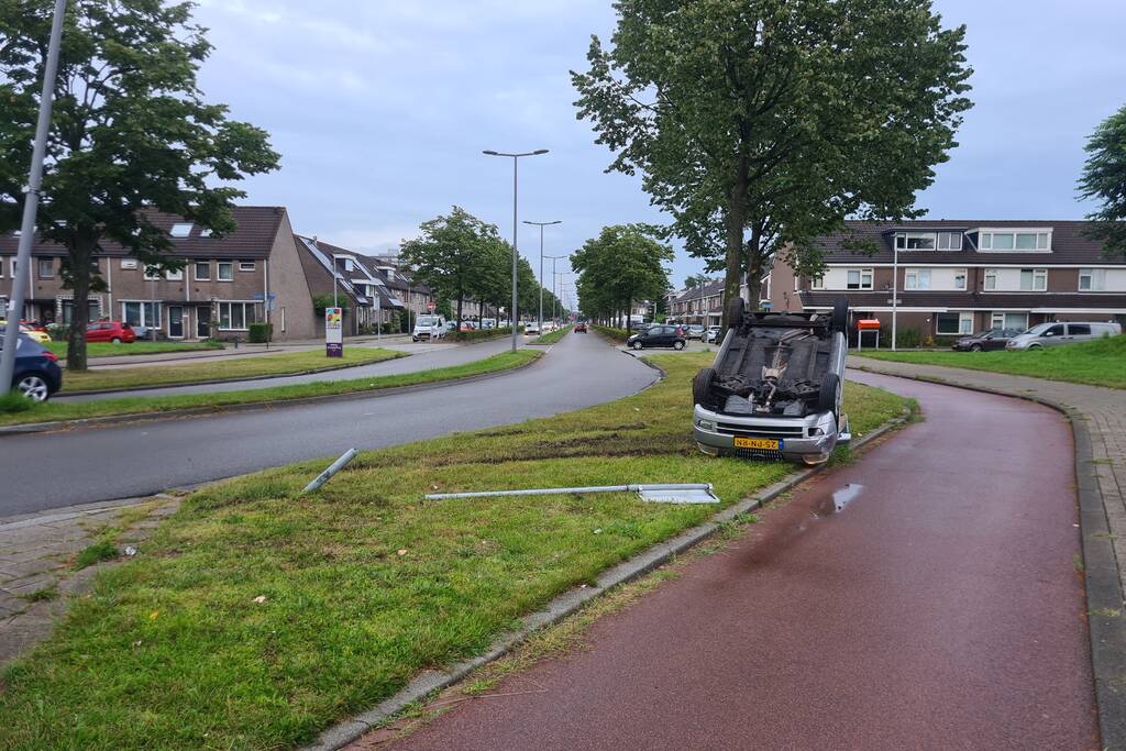 Auto raakt paal en slaat over de kop