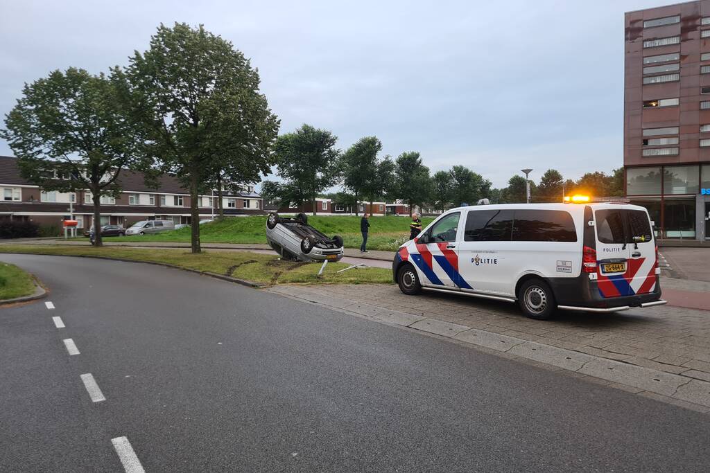 Auto raakt paal en slaat over de kop