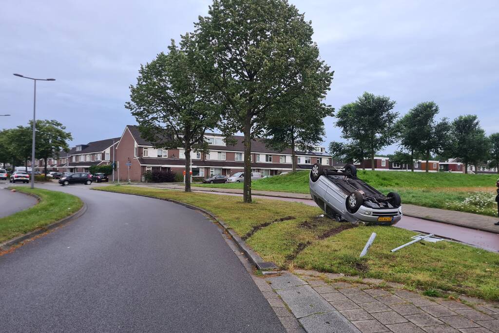 Auto raakt paal en slaat over de kop