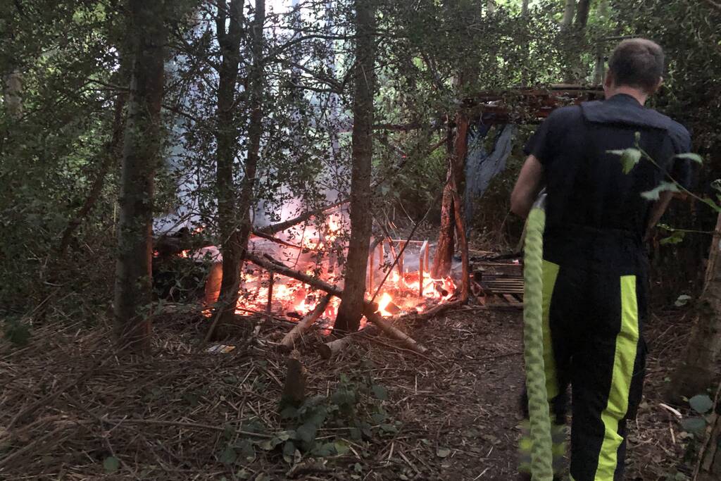 Brandweer blust in brand gestoken rommel