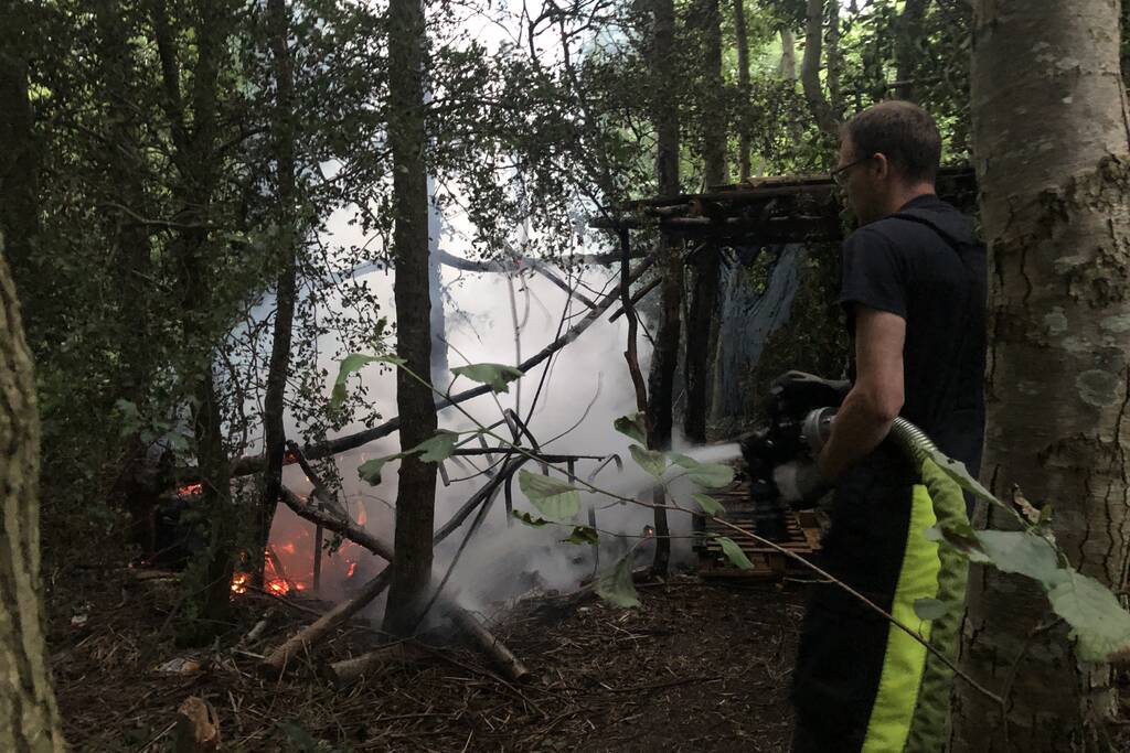 Brandweer blust in brand gestoken rommel