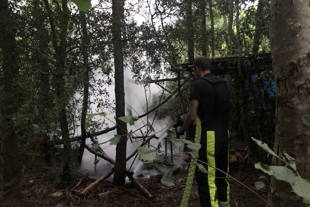 Brandweer blust in brand gestoken rommel