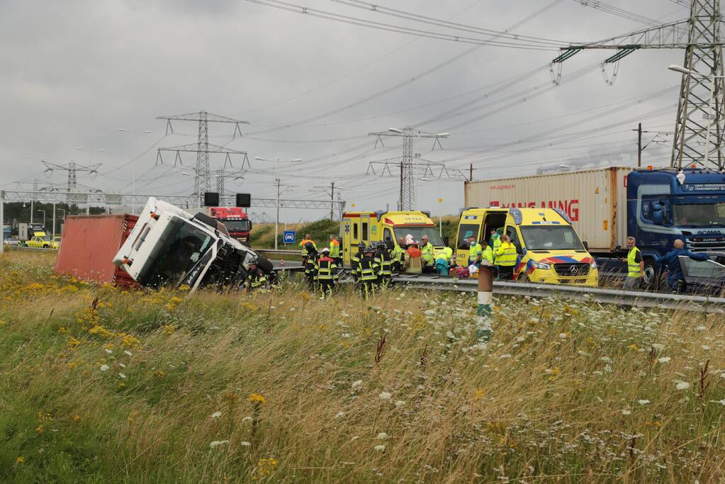 Vrachtwagen vliegt op vangrail