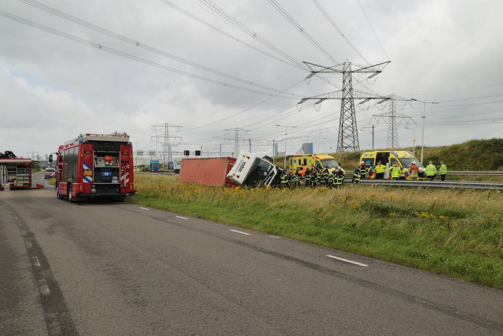 Vrachtwagen vliegt op vangrail