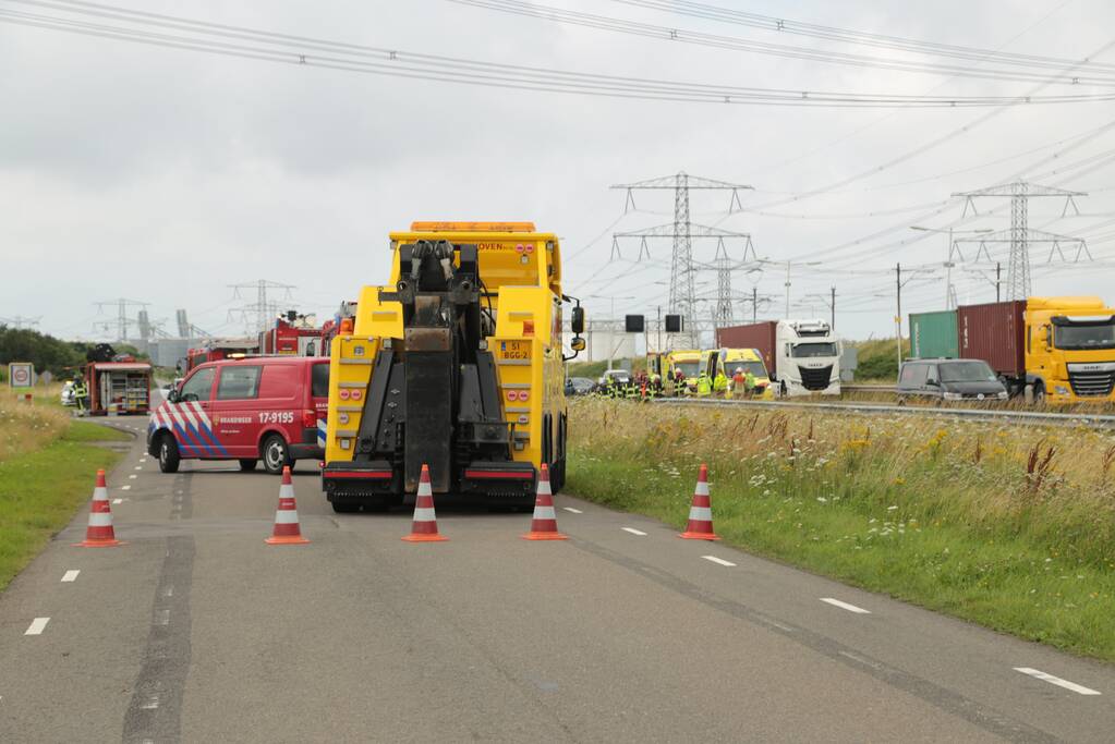 Vrachtwagen vliegt op vangrail