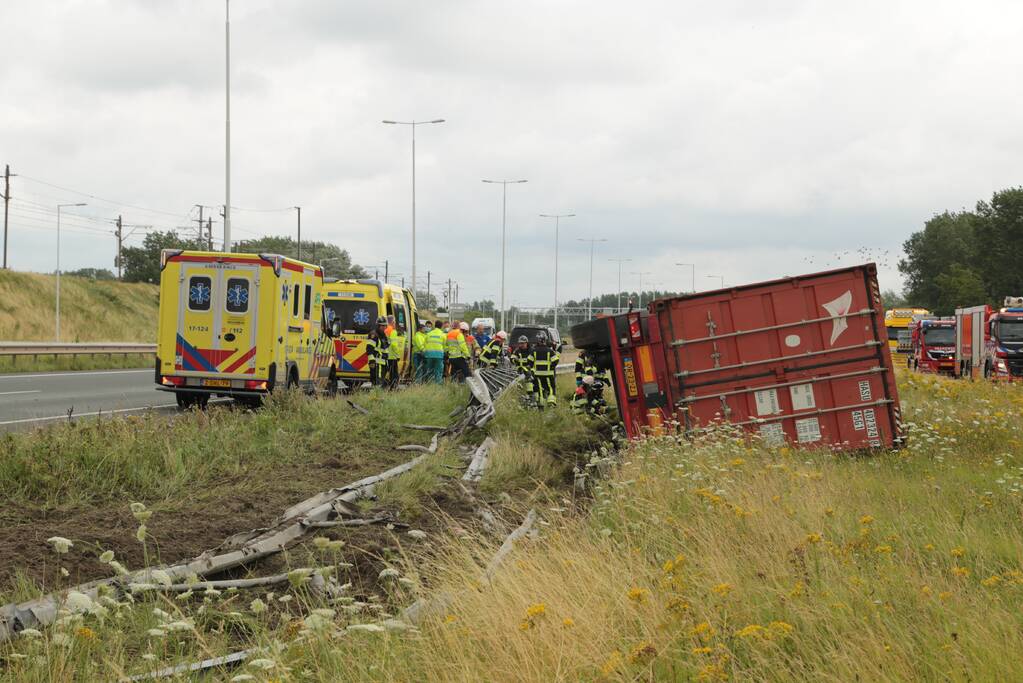 Vrachtwagen vliegt op vangrail