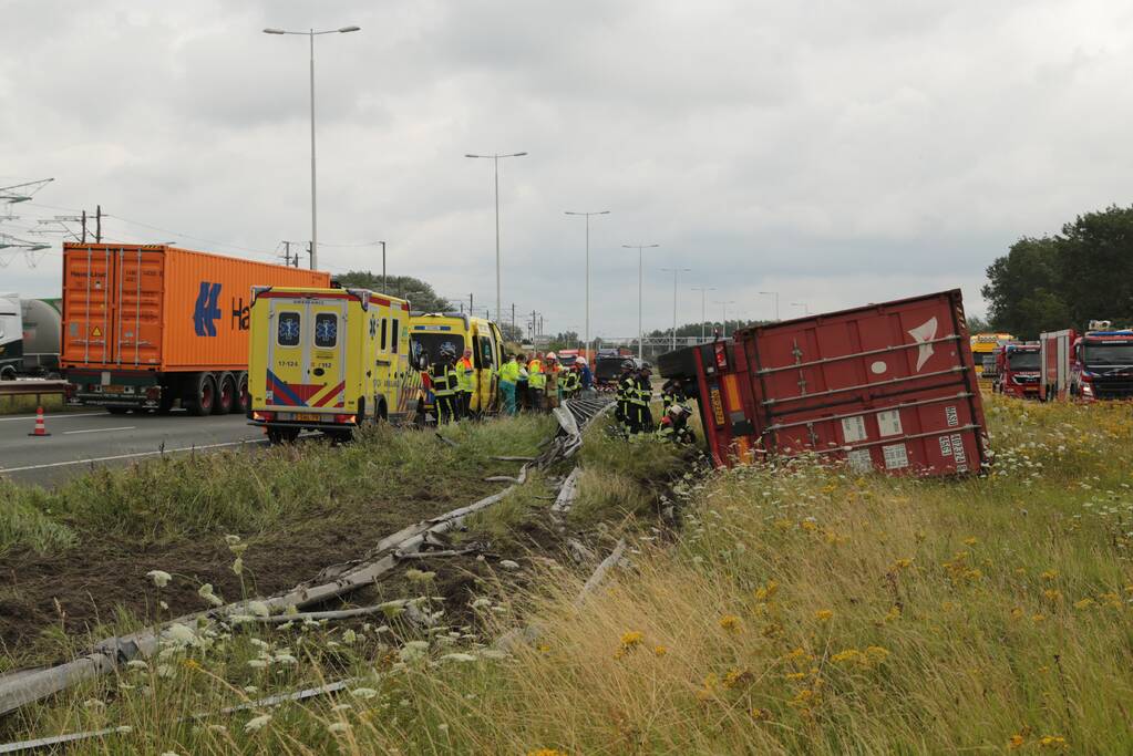 Vrachtwagen vliegt op vangrail