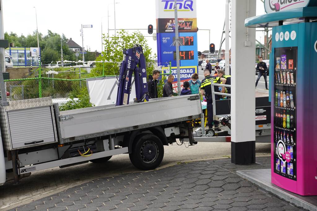 Scooterrijder botst op bestelwagen open laadbak