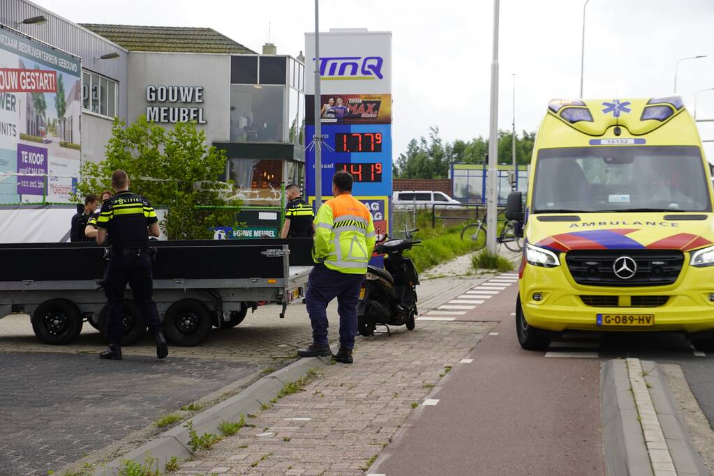 Scooterrijder botst op bestelwagen open laadbak