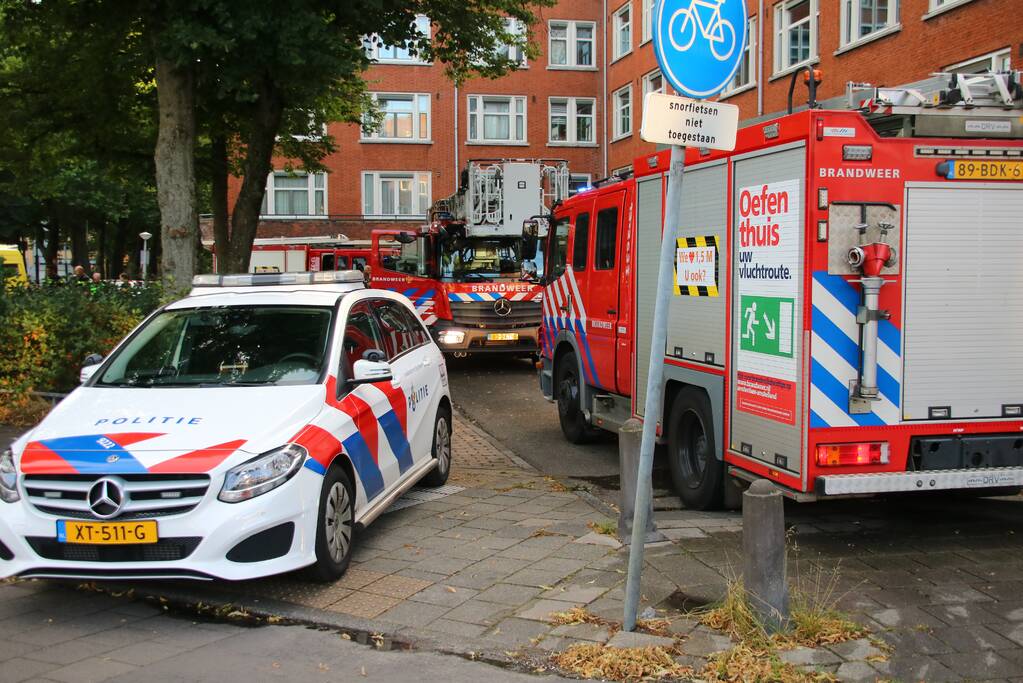 Grote brandweeropkomst door brand in woning