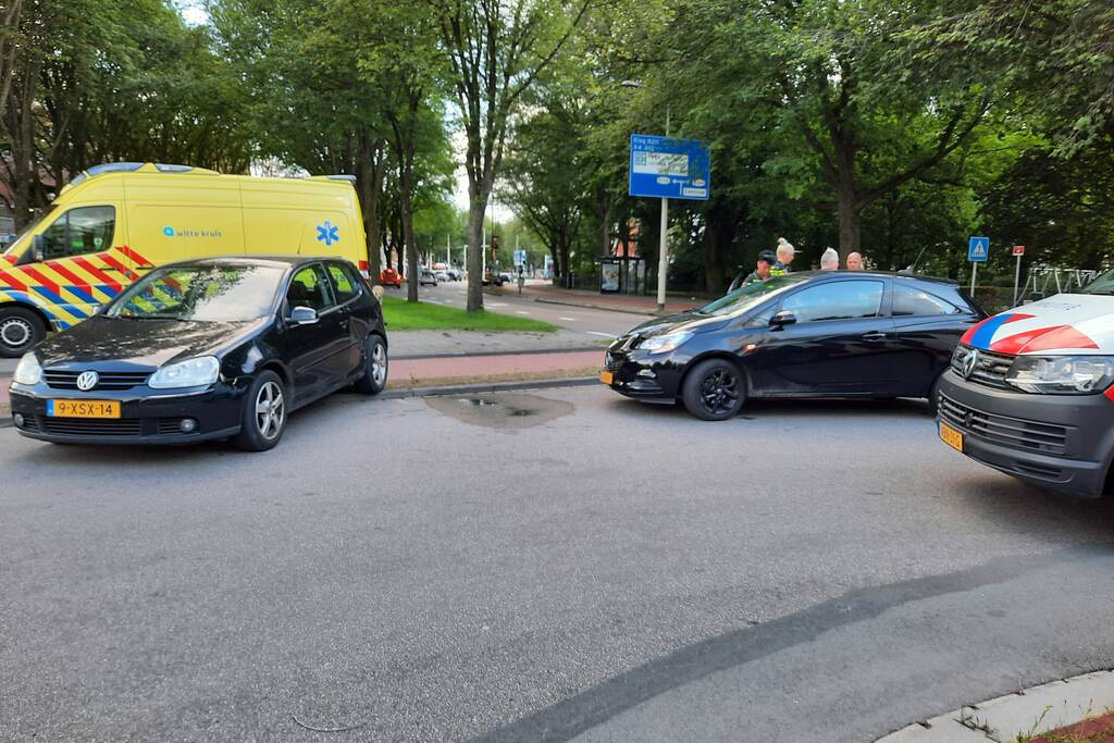 Twee auto's botsen op elkaar op kruising