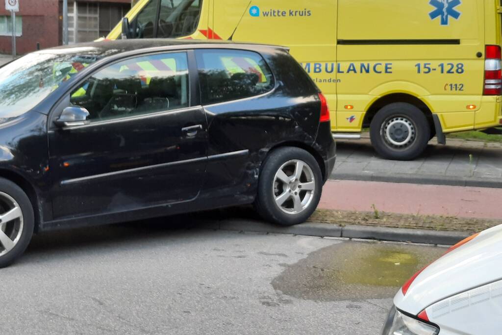 Twee auto's botsen op elkaar op kruising