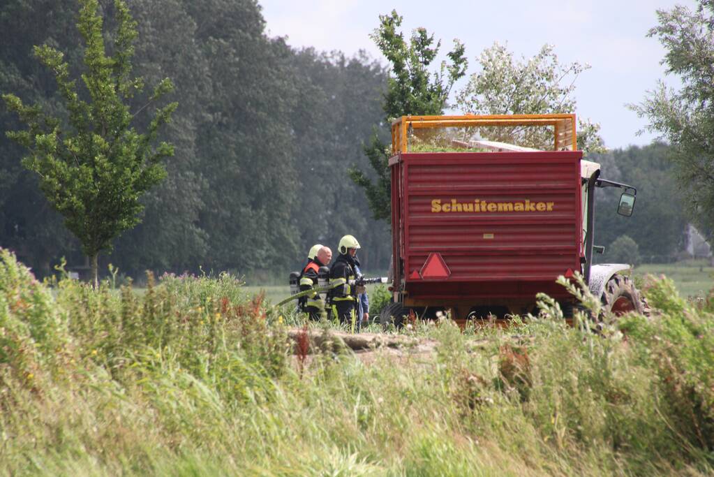 Brandweer blust brand in landbouwvoertuig
