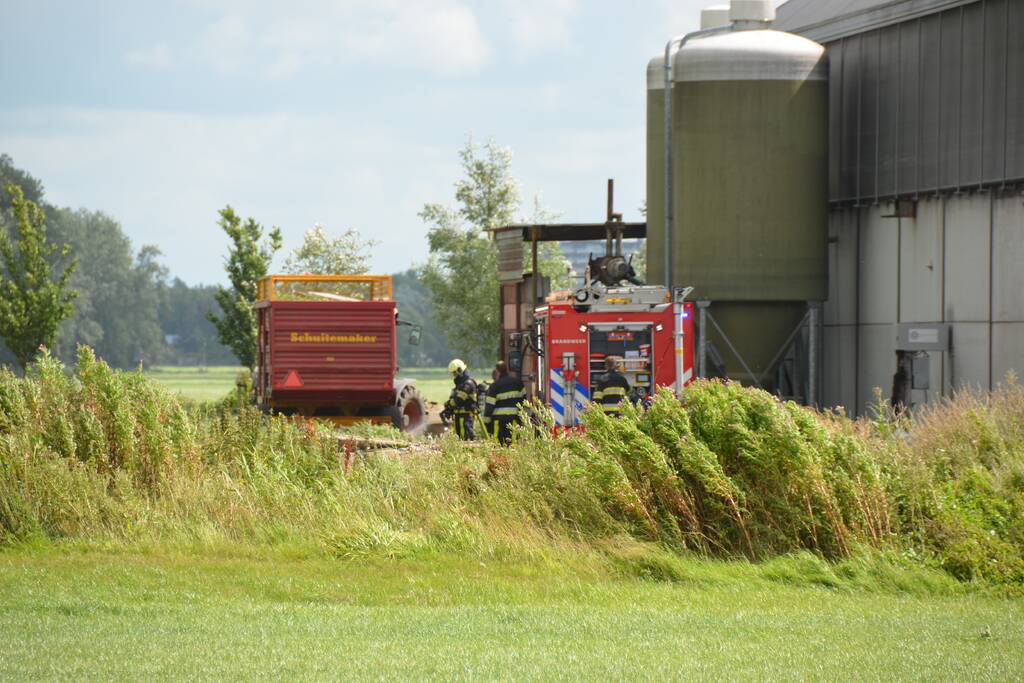Brandweer blust brand in landbouwvoertuig
