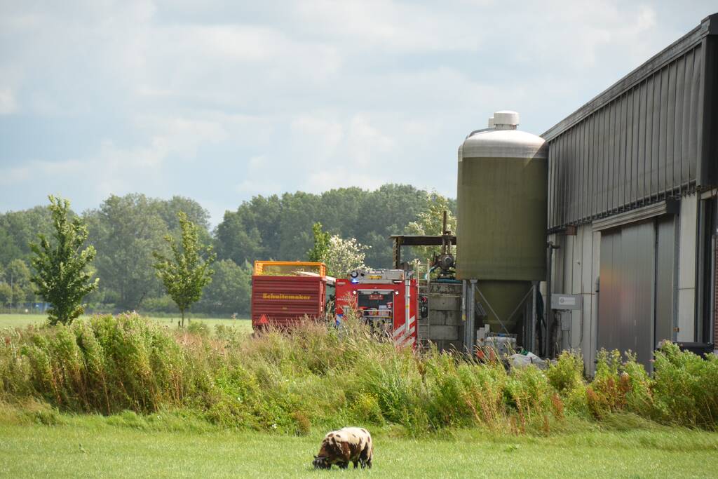 Brandweer blust brand in landbouwvoertuig