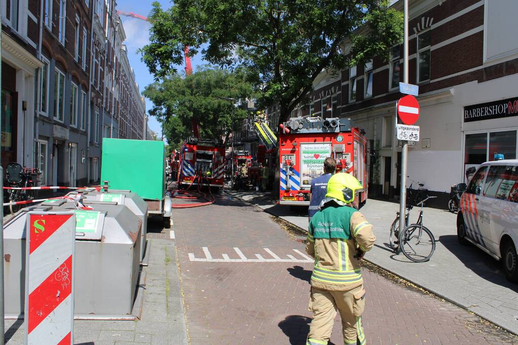 Grote uitslaande brand aan voor- en achterzijde van woning