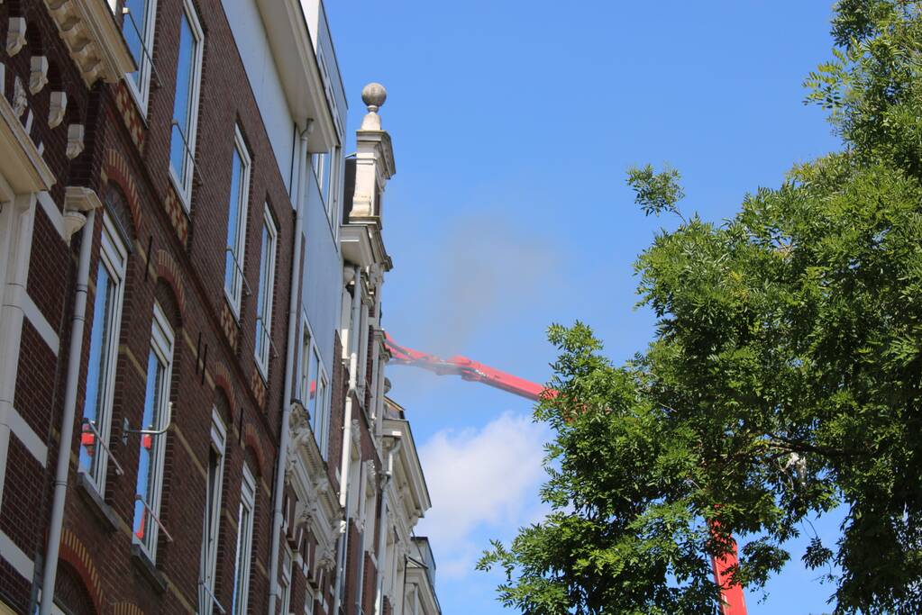 Grote uitslaande brand aan voor- en achterzijde van woning