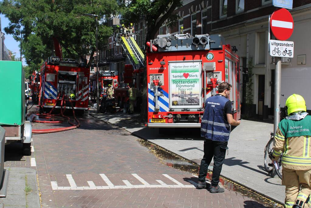 Grote uitslaande brand aan voor- en achterzijde van woning