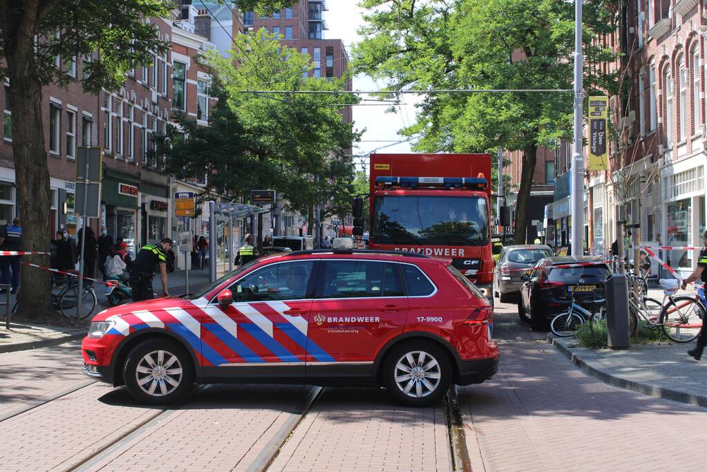 Grote uitslaande brand aan voor- en achterzijde van woning
