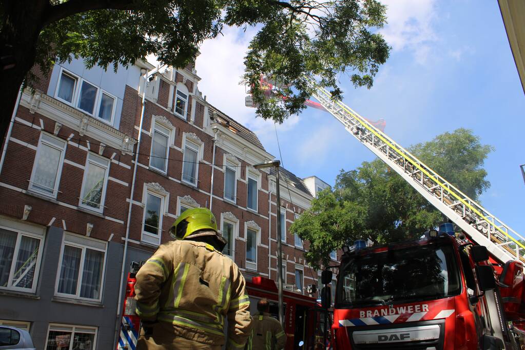 Grote uitslaande brand aan voor- en achterzijde van woning