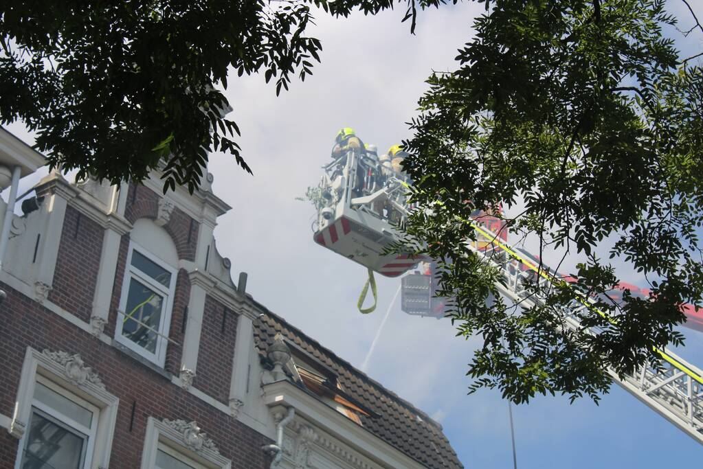 Grote uitslaande brand aan voor- en achterzijde van woning