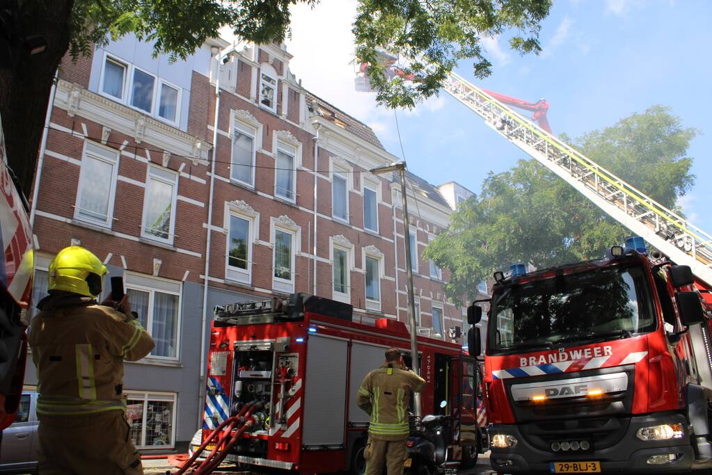 Grote uitslaande brand aan voor- en achterzijde van woning