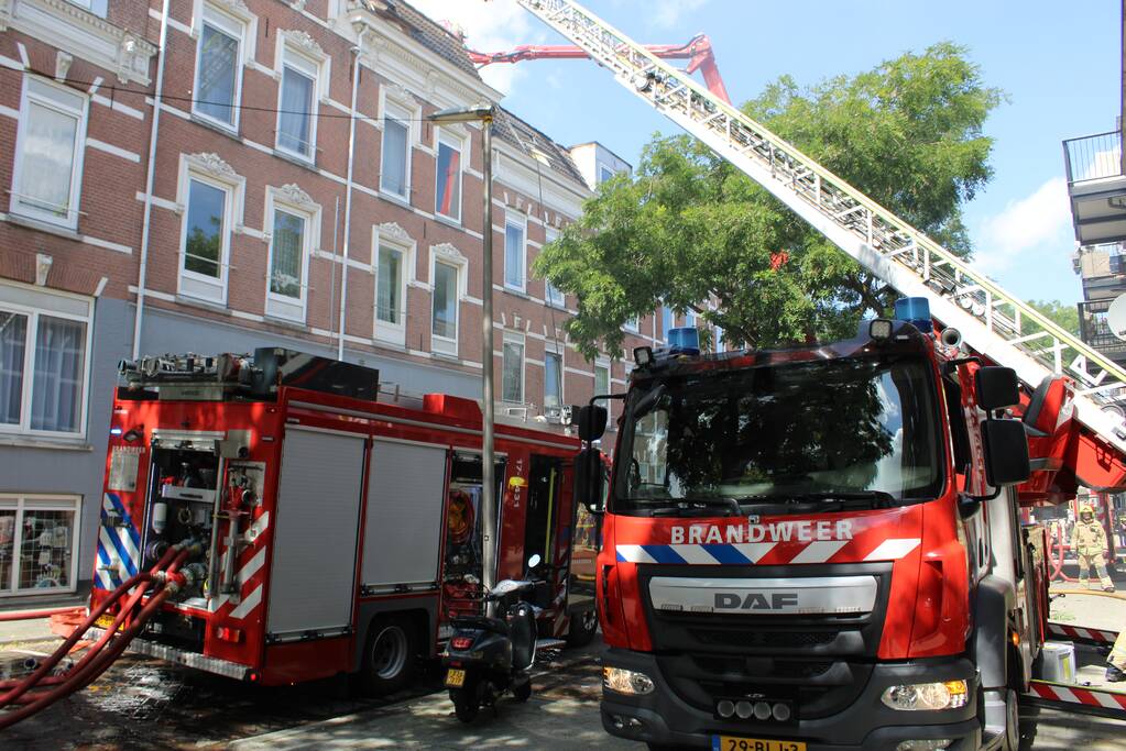 Grote uitslaande brand aan voor- en achterzijde van woning