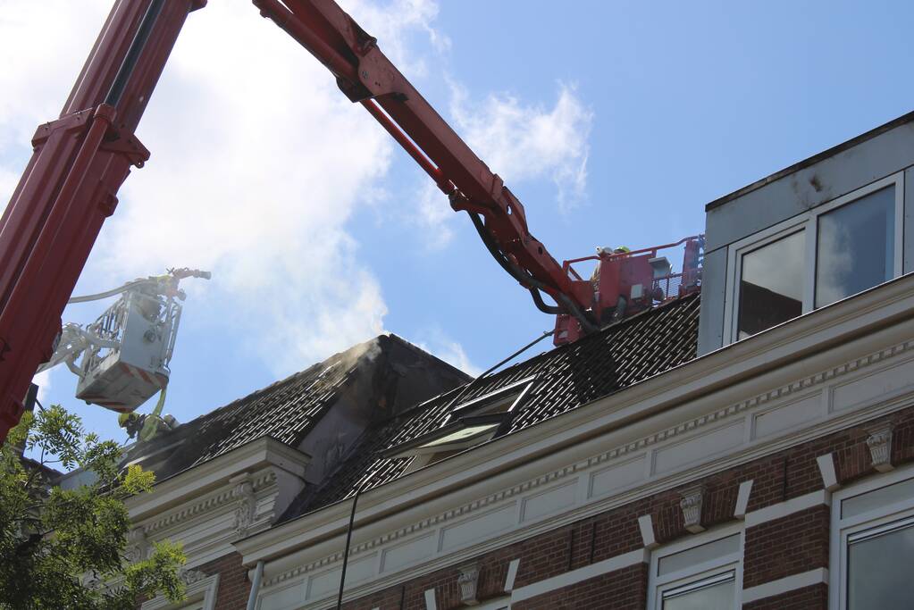 Grote uitslaande brand aan voor- en achterzijde van woning