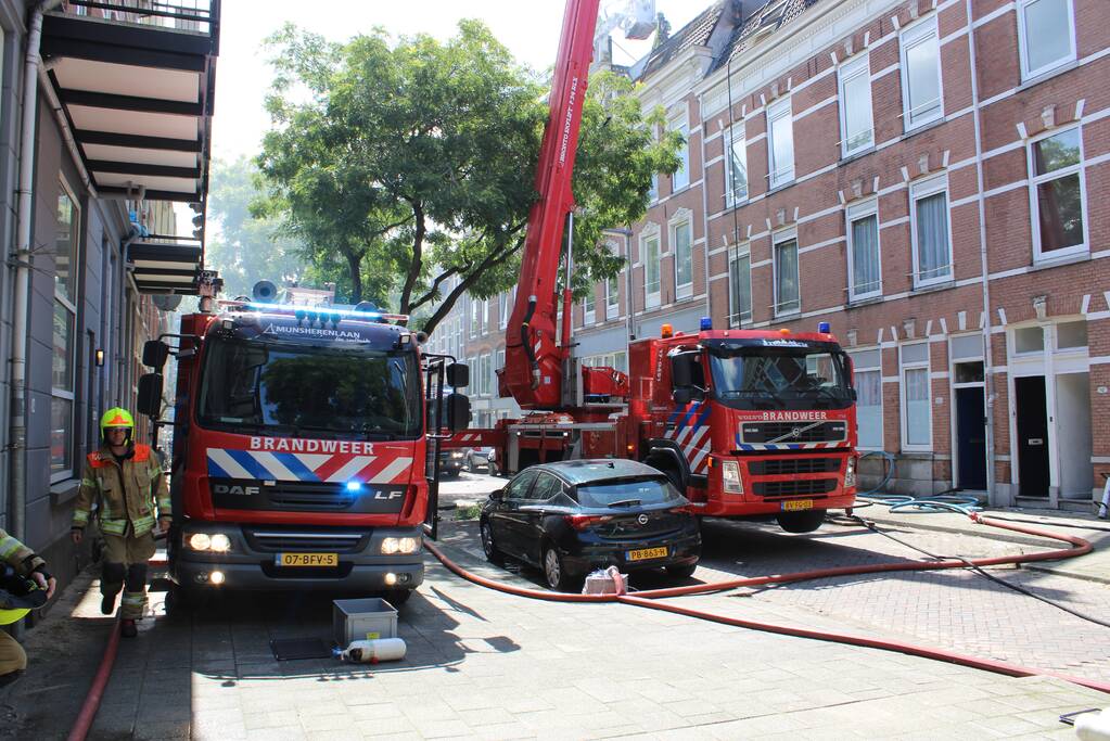 Grote uitslaande brand aan voor- en achterzijde van woning
