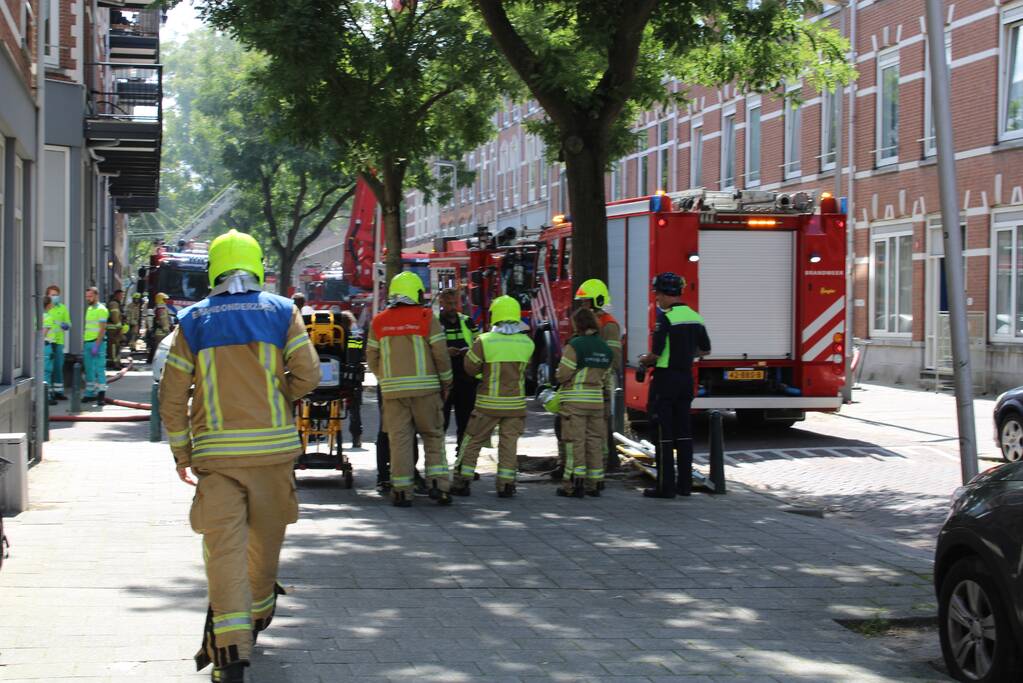 Grote uitslaande brand aan voor- en achterzijde van woning