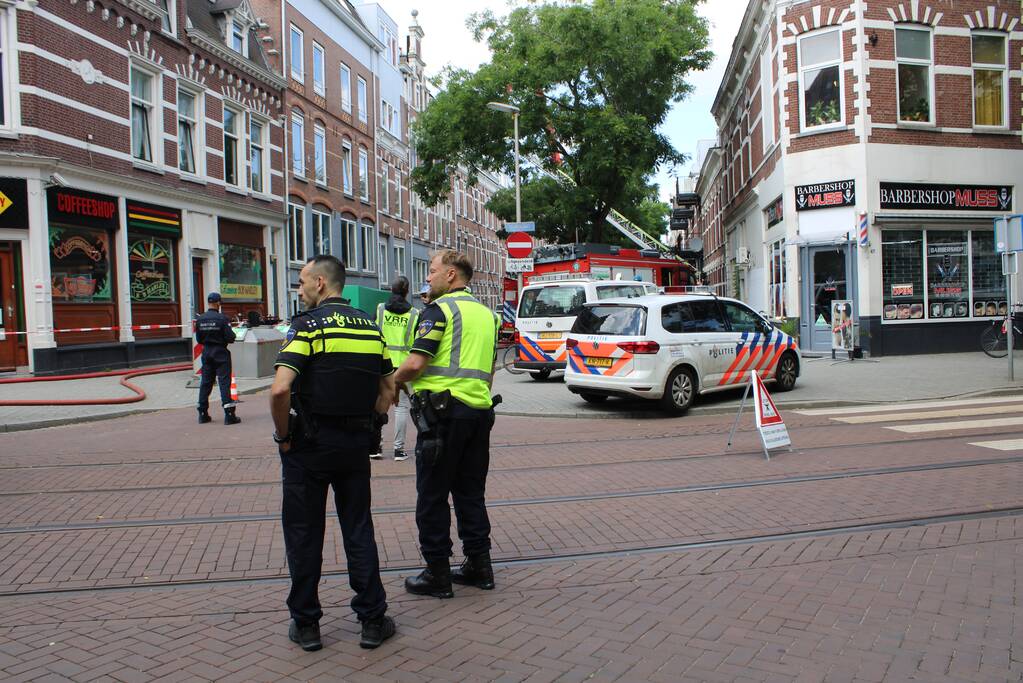 Grote uitslaande brand aan voor- en achterzijde van woning