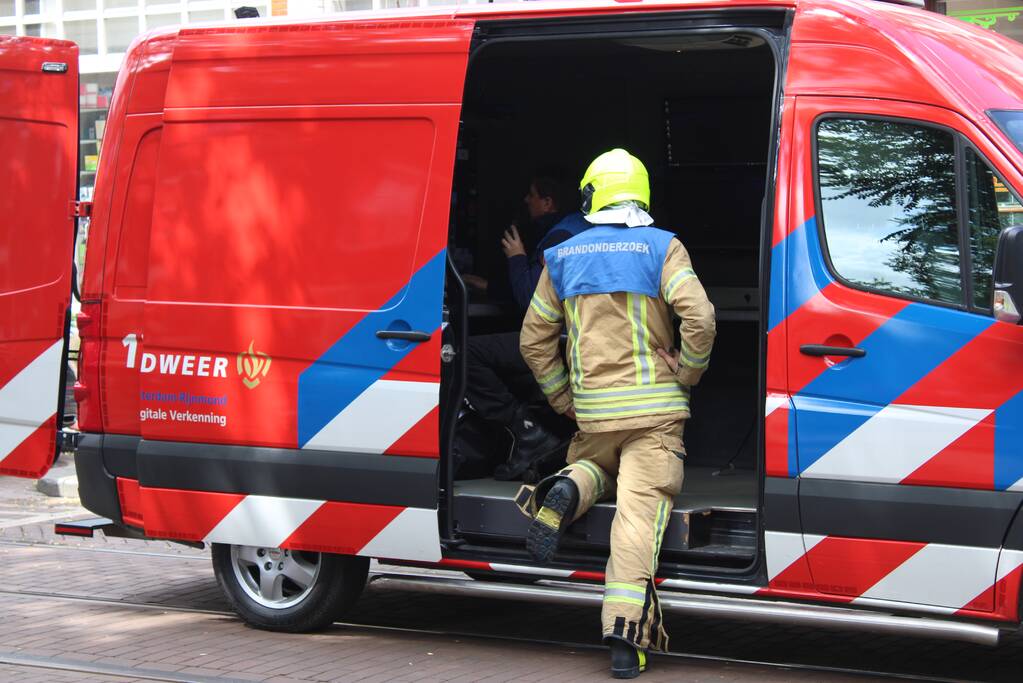 Grote uitslaande brand aan voor- en achterzijde van woning