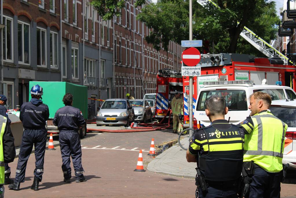 Grote uitslaande brand aan voor- en achterzijde van woning