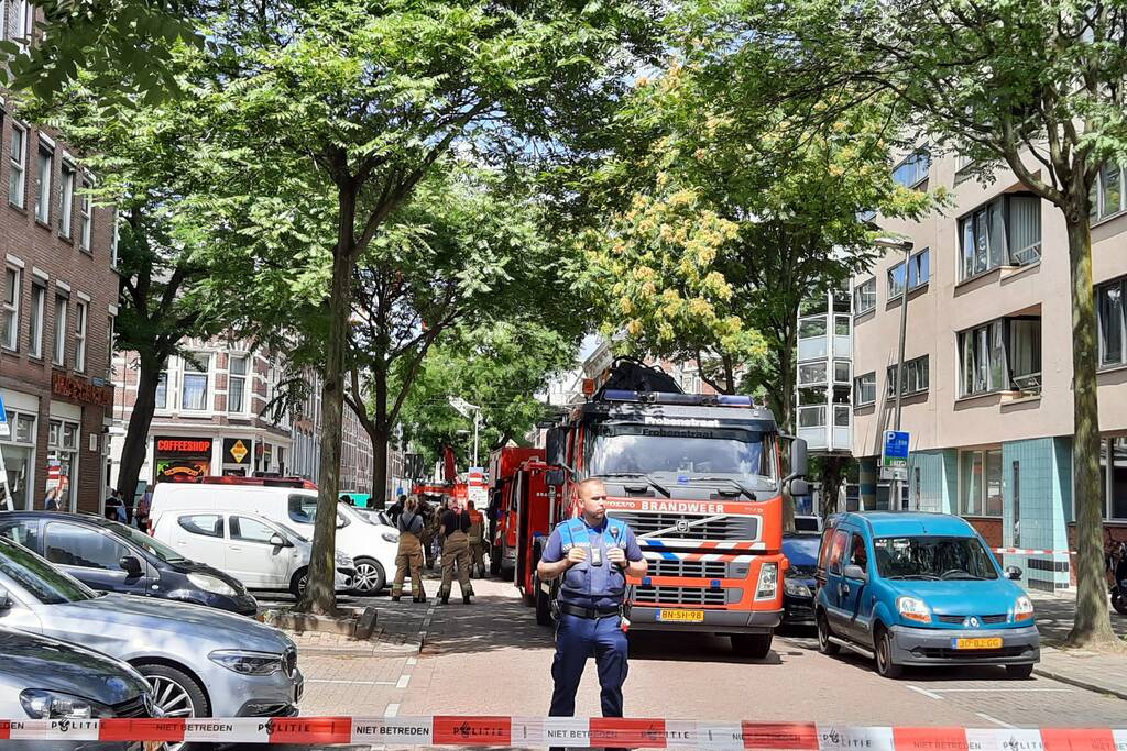 Grote uitslaande brand aan voor- en achterzijde van woning