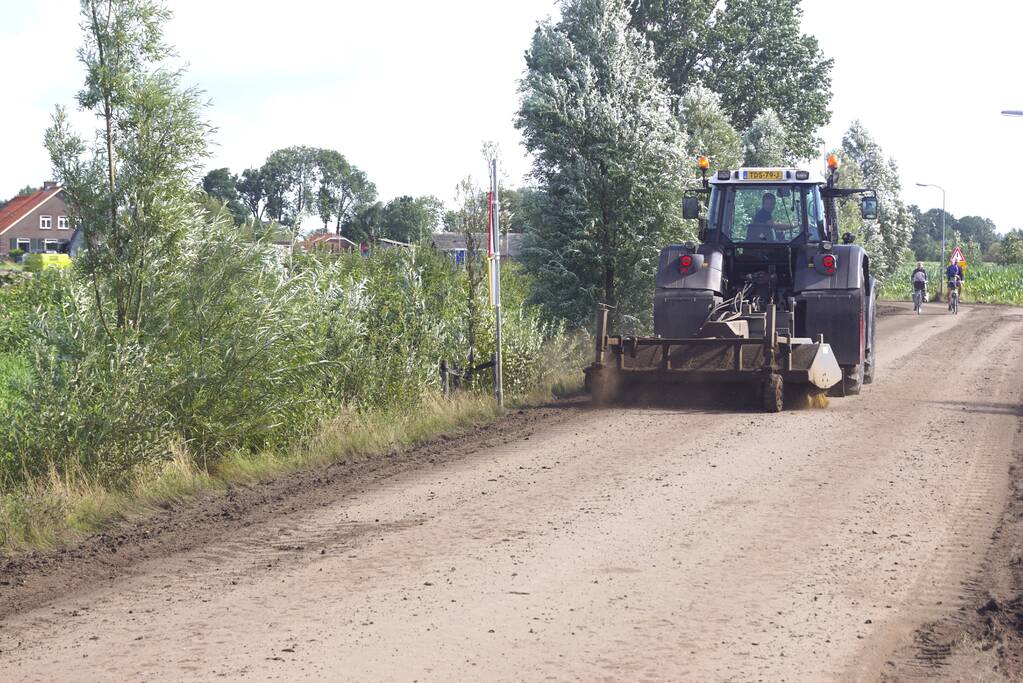 Grote hoeveelheden zand op de weg door werkzaamheden