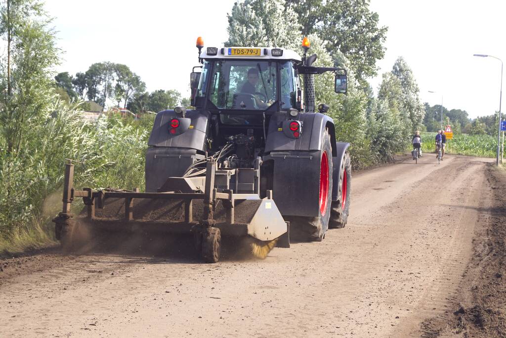 Grote hoeveelheden zand op de weg door werkzaamheden